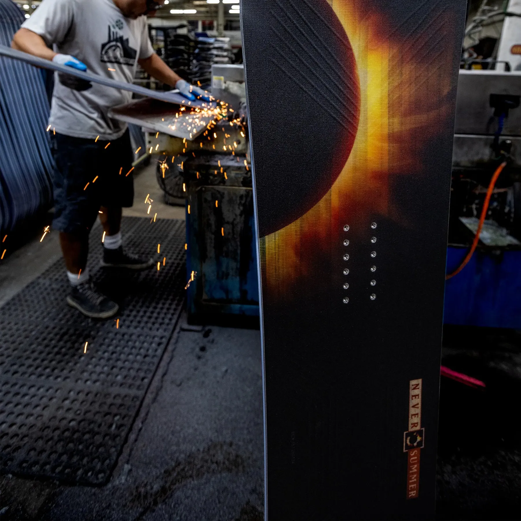 Never Summer Mens Snowboard Proto T3 Eclipse - Image 3